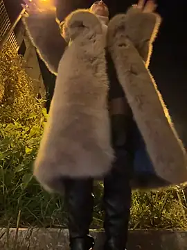 Snapshot of Zeyna1 chatting on 12/30/24, 11:28 Zeyna1 online show from 12/30/24, 11:28