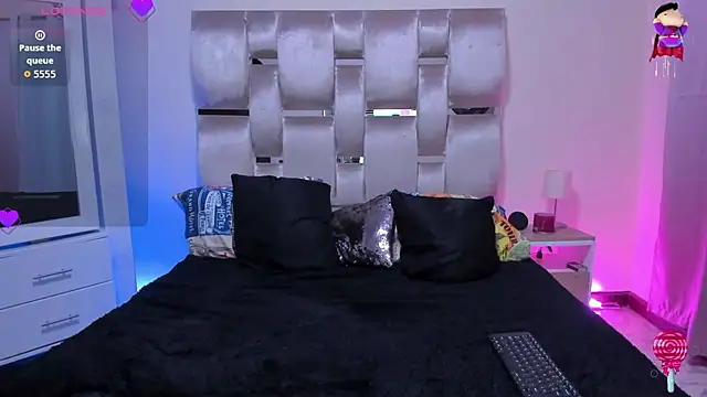 Snapshot of MelanyShayk chatting on 06/19/26, 04:17 MelanyShayk online show from 06/19/26, 04:17