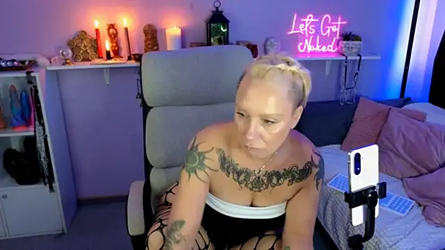 Jan ina online show from 10/31/25, 10:27