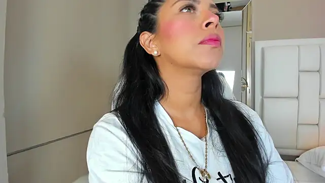 Snapshot of _BunnyNaugthy chatting on 11/08/25, 12:05 BunnyNaugthy online show from 11/08/25, 12:05