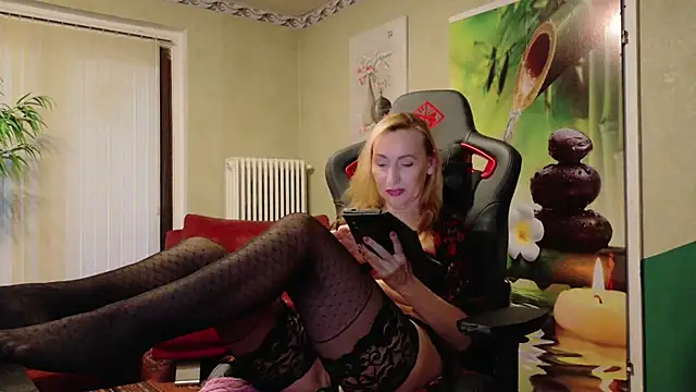 Snapshot of HotLana69 chatting on 10/19/25, 04:18 HotLana69 online show from 10/19/25, 04:18