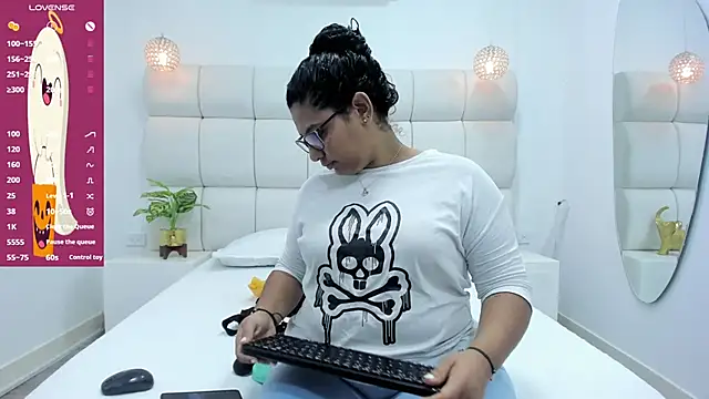 DanielleEvans  online show from 10/29/25, 11:23