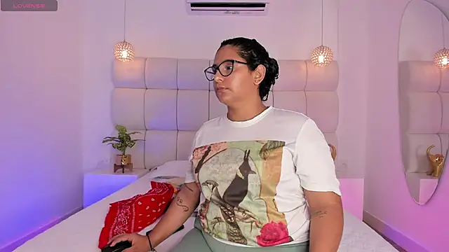 DanielleEvans  online show from 11/21/25, 11:20