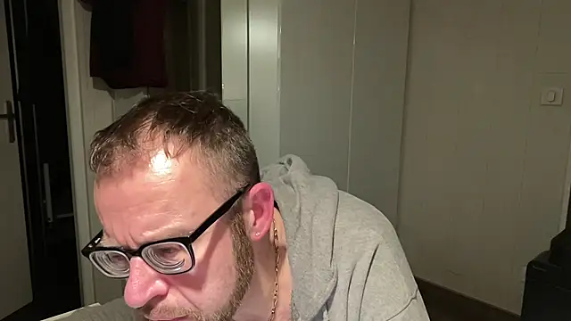 Snapshot of FABIOGLASSES chatting on 12/21/24, 11:34 FABIOGLASSES online show from 12/21/24, 11:34