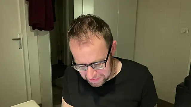 Snapshot of FABIOGLASSES chatting on 01/03/25, 10:29 FABIOGLASSES online show from 01/03/25, 10:29