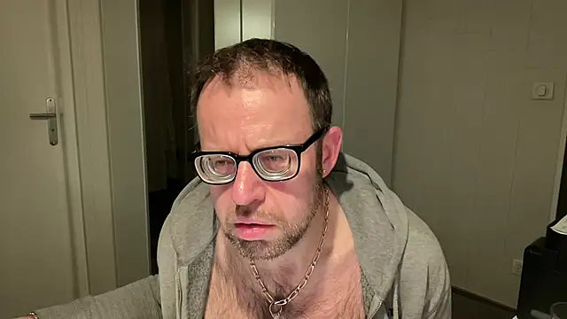 Snapshot of FABIOGLASSES chatting on 01/18/25, 11:55 FABIOGLASSES online show from 01/18/25, 11:55