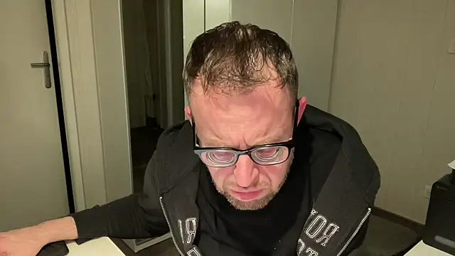 Snapshot of FABIOGLASSES chatting on 02/01/25, 12:29 FABIOGLASSES online show from 02/01/25, 12:29