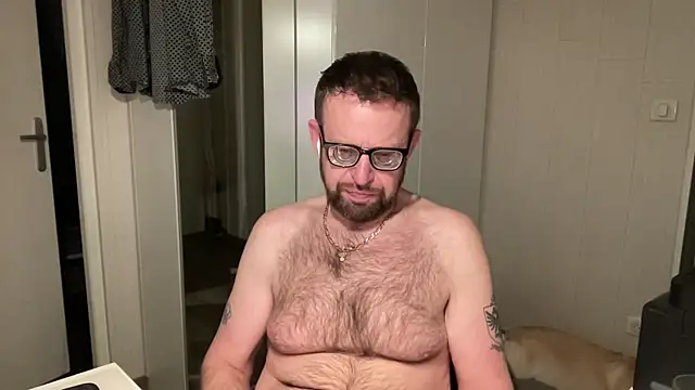 Snapshot of FABIOGLASSES chatting on 03/08/25, 06:47 FABIOGLASSES online show from 03/08/25, 06:47