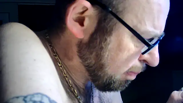 Snapshot of FABIOGLASSES chatting on 11/15/25, 01:47 FABIOGLASSES online show from 11/15/25, 01:47