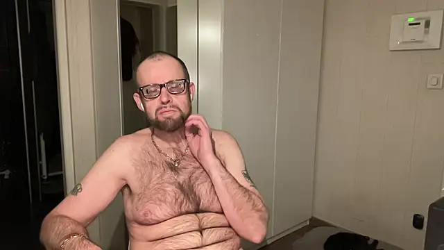 Snapshot of FABIOGLASSES chatting on 11/17/25, 10:26 FABIOGLASSES online show from 11/17/25, 10:26