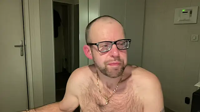 Snapshot of FABIOGLASSES chatting on 11/18/25, 10:47 FABIOGLASSES online show from 11/18/25, 10:47