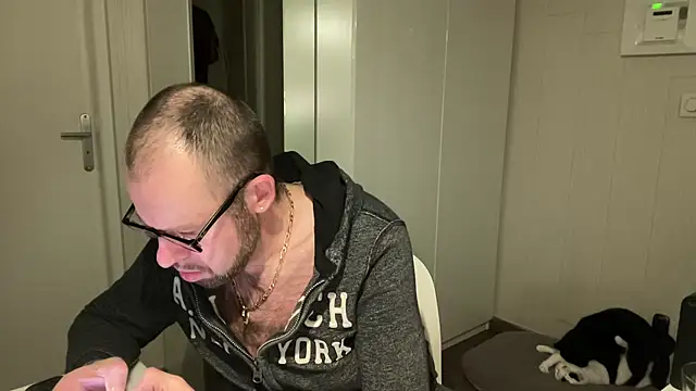 Snapshot of FABIOGLASSES chatting on 11/23/25, 10:20 FABIOGLASSES online show from 11/23/25, 10:20