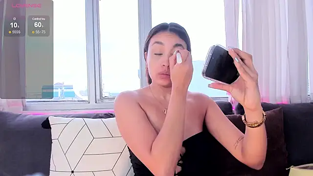 aisha es online show from 09/28/25, 01:49