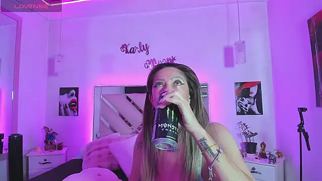 Snapshot of Karly_moon chatting on 11/11/25, 11:38 Karly moon online show from 11/11/25, 11:38