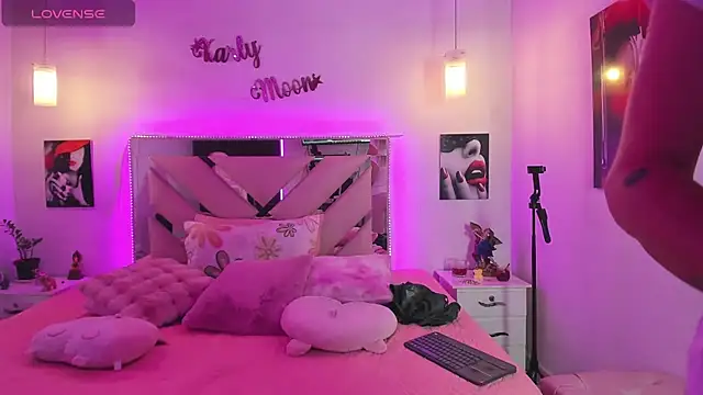 Snapshot of Karly_moon chatting on 11/19/25, 05:13 Karly moon online show from 11/19/25, 05:13