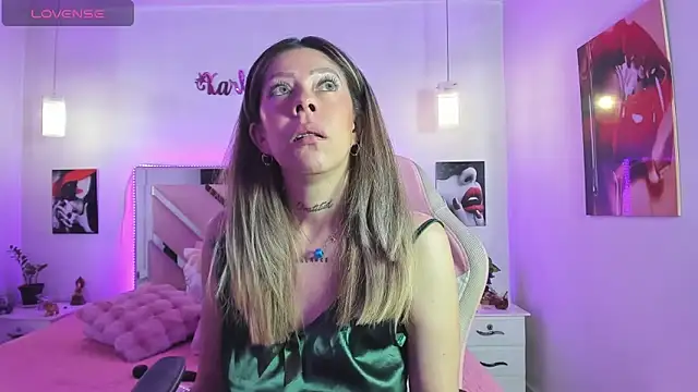 Snapshot of Karly_moon chatting on 11/20/25, 05:18 Karly moon online show from 11/20/25, 05:18