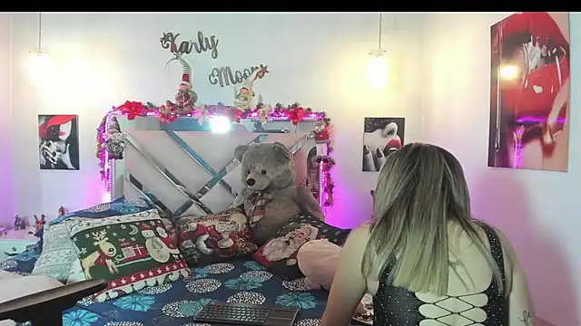 Snapshot of Karly_moon chatting on 12/17/25, 10:16 Karly moon online show from 12/17/25, 10:16