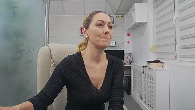 EllaMilf  online show from 11/18/25, 06:01