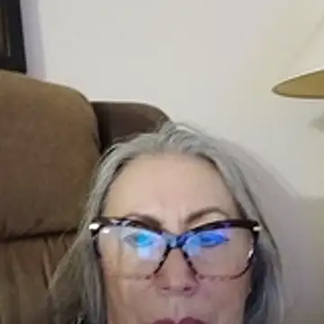 Snapshot of EvaRobinson chatting on 10/28/25, 11:18 EvaRobinson online show from 10/28/25, 11:18