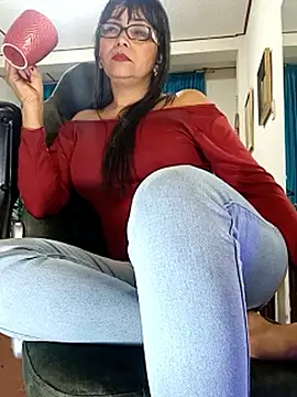 Snapshot of kelly_dirty_ chatting on 04/21/26, 01:42 kelly dirty online show from 04/21/26, 01:42
