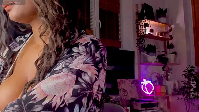 Snapshot of Ana_Peachy_ chatting on 12/17/24, 11:16 Ana Peachy online show from 12/17/24, 11:16