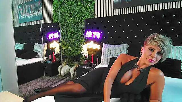 InannaStar online show from 09/28/25, 10:42