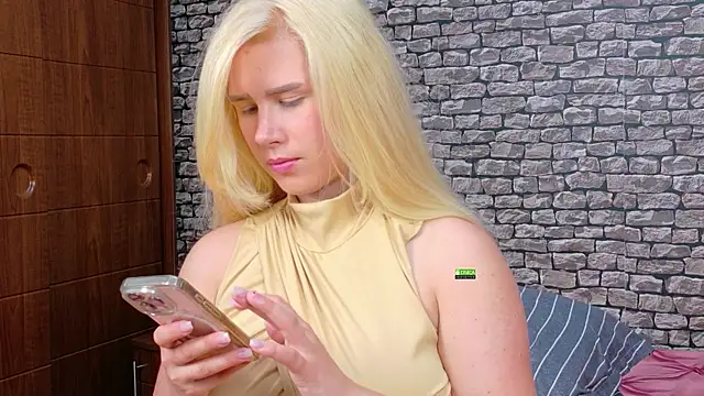 Snapshot of CuteBlondeMe chatting on 07/14/26, 04:02 CuteBlondeMe online show from 07/14/26, 04:02