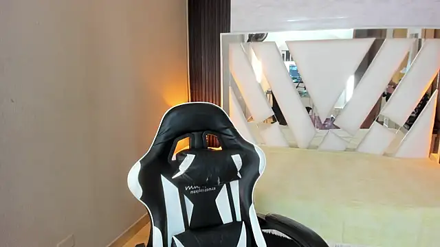 Linda4Petite online show from 04/05/26, 01:41