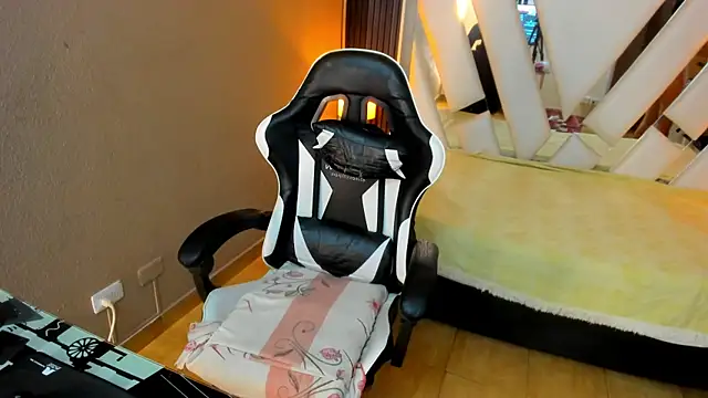 Snapshot of Linda4Petite chatting on 05/22/26, 06:24 Linda4Petite online show from 05/22/26, 06:24
