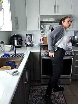 Ellie-L-Elizabeth online show from 12/13/24, 04:16