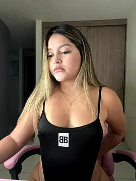 lunablossom  online show from 11/24/25, 10:53