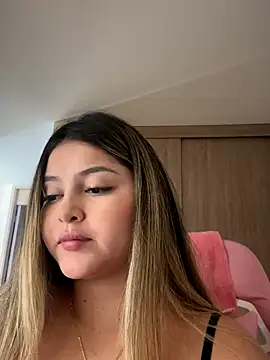 lunablossom  online show from 12/03/25, 09:24