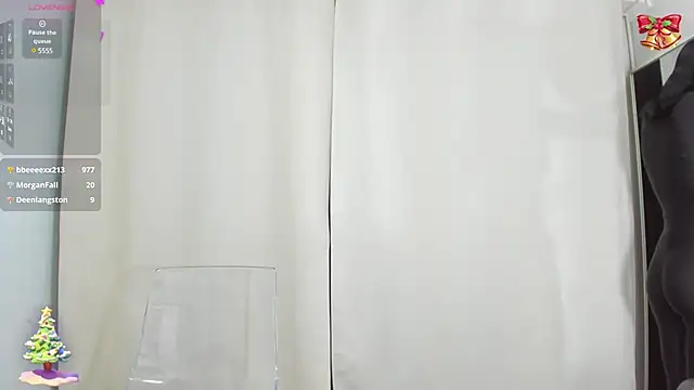 Snapshot of Sarabecker chatting on 12/23/24, 03:23 Sarabecker online show from 12/23/24, 03:23