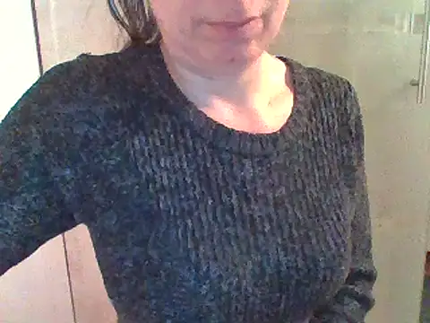 Snapshot of Moi_Lina chatting on 10/26/25, 10:58 Moi Lina online show from 10/26/25, 10:58