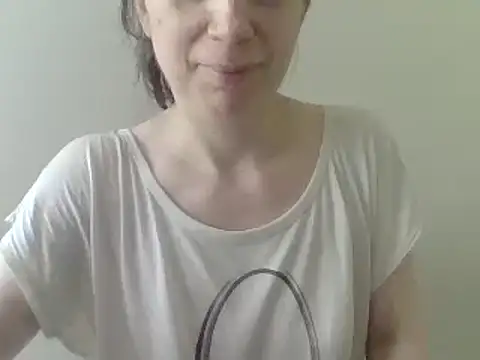 Snapshot of Moi_Lina chatting on 06/27/26, 02:12 Moi Lina online show from 06/27/26, 02:12