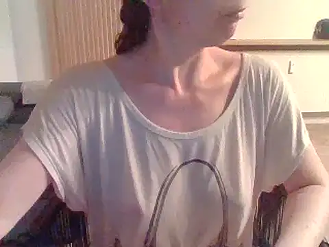 Snapshot of Moi_Lina chatting on 07/17/26, 10:58 Moi Lina online show from 07/17/26, 10:58