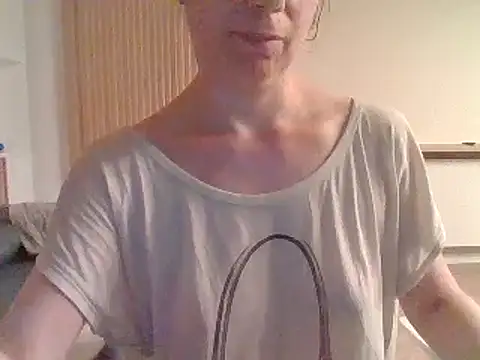 Snapshot of Moi_Lina chatting on 07/26/26, 11:11 Moi Lina online show from 07/26/26, 11:11