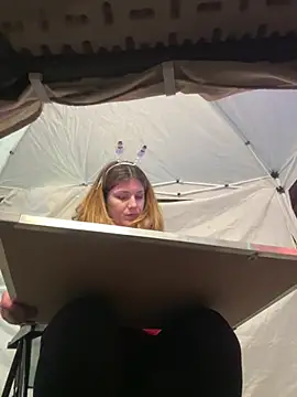 Snapshot of DaisyVibesss chatting on 12/12/24, 03:59 DaisyVibesss online show from 12/12/24, 03:59