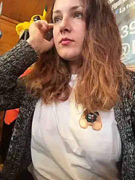 Snapshot of DaisyVibesss chatting on 12/17/25, 11:05 DaisyVibesss online show from 12/17/25, 11:05