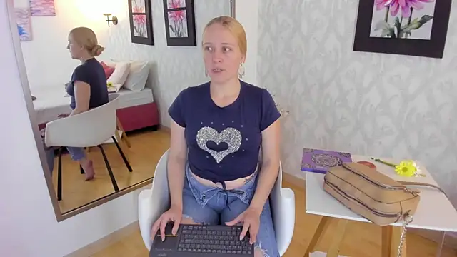 EmilySumer online show from 03/07/25, 08:33