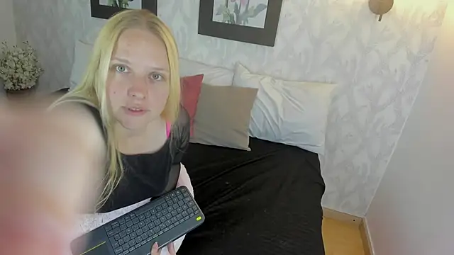 EmilySumer online show from 10/31/25, 12:00