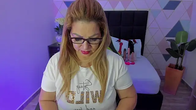 gisela27 online show from 09/10/25, 12:49