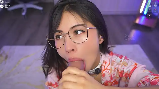 Snapshot of Gigi_ohlala chatting on 09/10/25, 01:44 Gigi ohlala online show from 09/10/25, 01:44