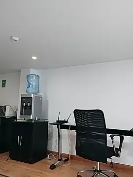 aisha latina online show from 10/23/25, 04:06