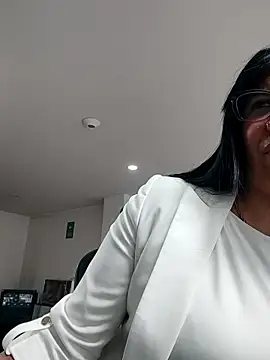 aisha latina online show from 04/13/26, 03:17