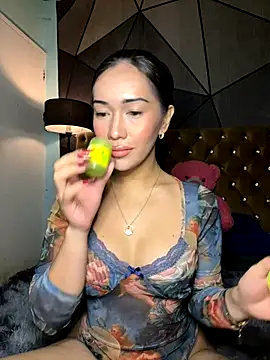 Jasmine Elcock online show from 10/04/25, 08:01