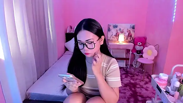 Snapshot of Vivorey_Leighn chatting on 12/15/24, 02:19 Vivorey Leighn online show from 12/15/24, 02:19