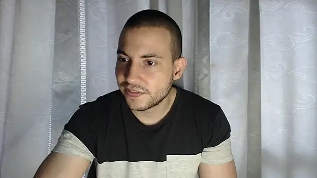 Snapshot of Armando_2002 chatting on 10/15/25, 05:02 Armando 2002 online show from 10/15/25, 05:02