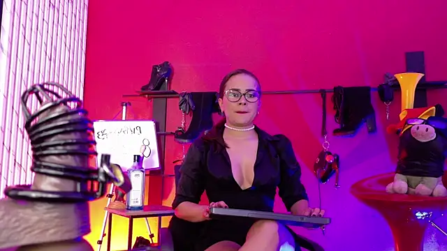 Snapshot of MistressSlut1 chatting on 07/06/26, 11:29 MistressSlut1 online show from 07/06/26, 11:29