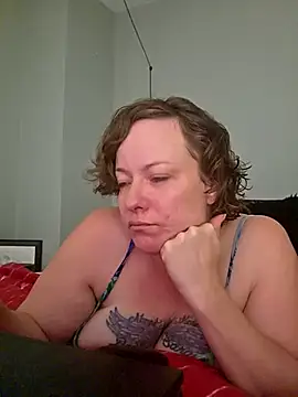 Snapshot of julimonroe chatting on 04/22/26, 02:47 julimonroe online show from 04/22/26, 02:47